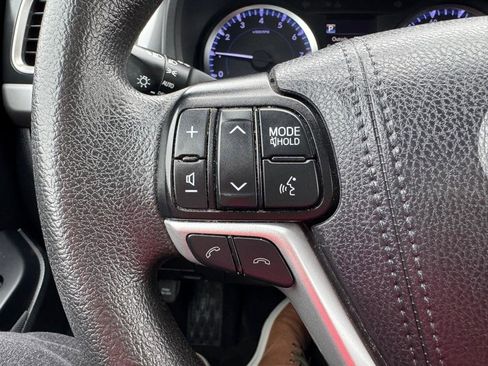 Used 2019 Toyota Highlander LE FWD image 18