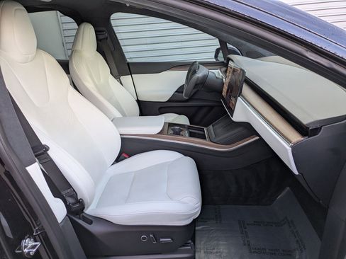 Used 2022 Tesla Model X image 30