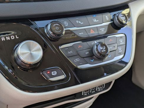 Used 2023 Chrysler Pacifica Touring-L image 22