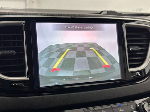 Used 2024 Chrysler Pacifica Touring-L image 29