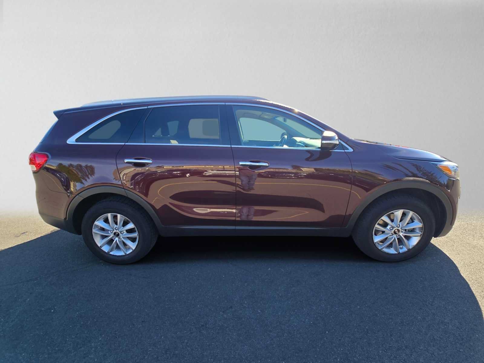 Used 2018 Kia Sorento FWD image 2