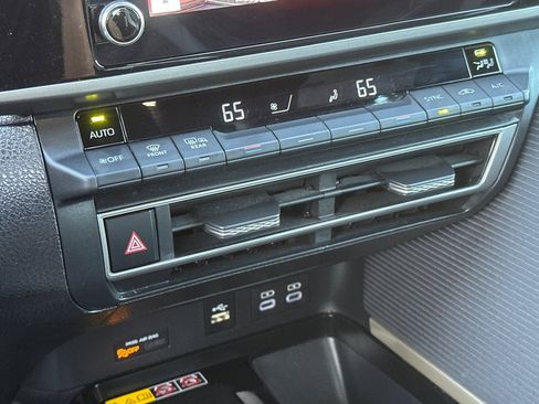 Used 2025 Toyota Camry SE image 21