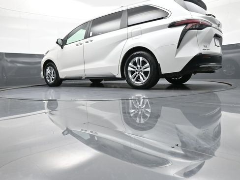 Certified 2025 Toyota Sienna Limited image 34