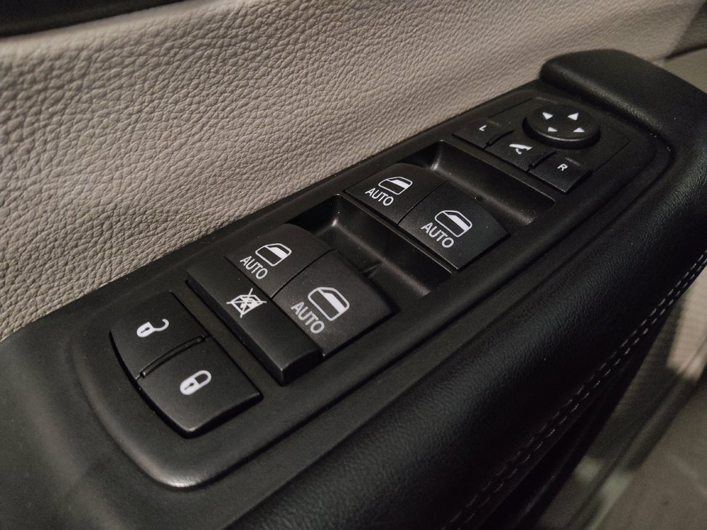 Used 2018 Chrysler Pacifica Limited FWD image 27