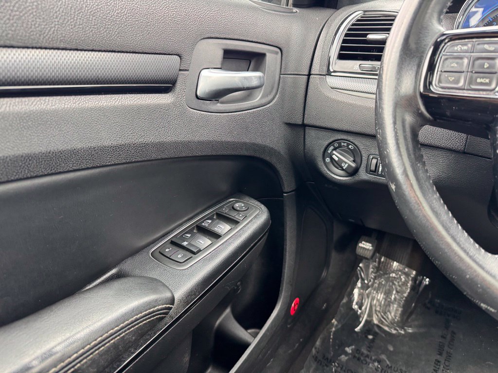 Used 2014 Chrysler 300 S RWD image 29