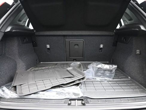 Used 2024 Volvo XC40 B5 Plus w/ Climate Package image 32