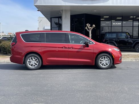 New 2026 Chrysler Pacifica Select image 7