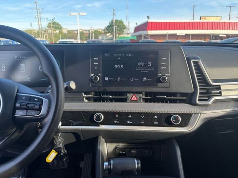 Used 2025 Kia Sportage LX image 17