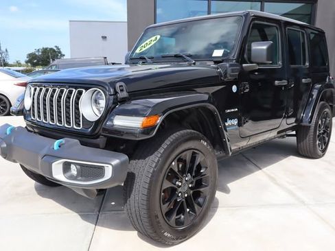 Used 2024 Jeep Wrangler Unlimited Sahara AWD/4WD image 8