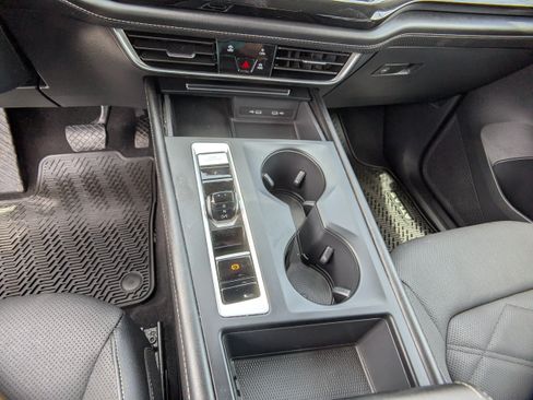 Used 2024 Volkswagen Atlas SE AWD/4WD image 23