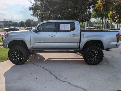 Used 2022 Toyota Tacoma SR5 w/ Technology Package AWD/4WD image 7
