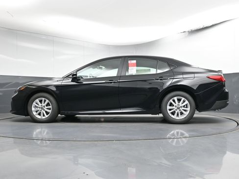 Used 2025 Toyota Camry LE w/ Convenience Package image 27