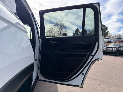 Used 2023 Jeep Grand Cherokee L Altitude image 28