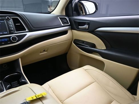 Used 2017 Toyota Highlander XLE image 30