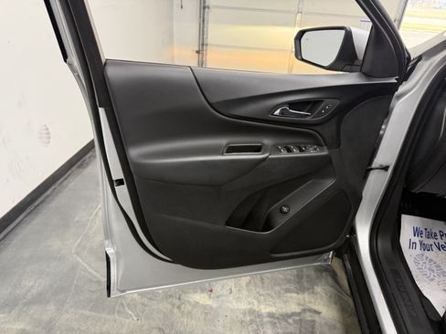 Used 2020 Chevrolet Equinox LT w/ Driver Convenience Package AWD/4WD image 9