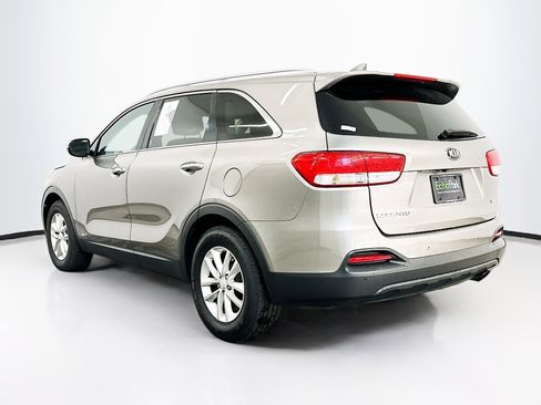 Used 2017 Kia Sorento LX w/ LX Convenience Package image 5