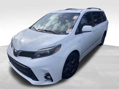 Used 2020 Toyota Sienna SE image 1