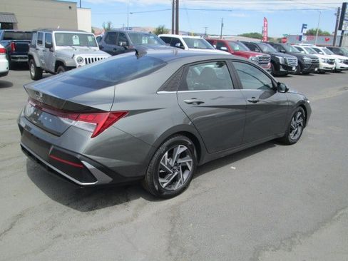 Used 2025 Hyundai Elantra SEL FWD image 3