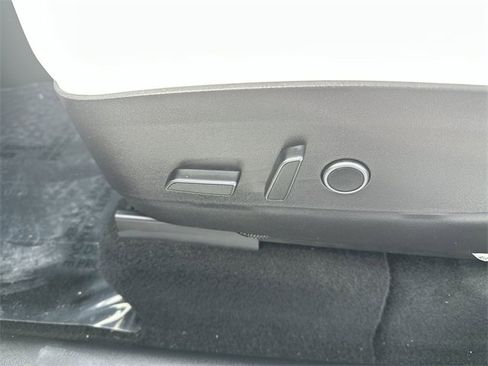 Used 2022 Tesla Model Y Long Range image 14