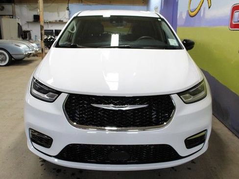 Used 2024 Chrysler Pacifica Touring-L FWD image 2