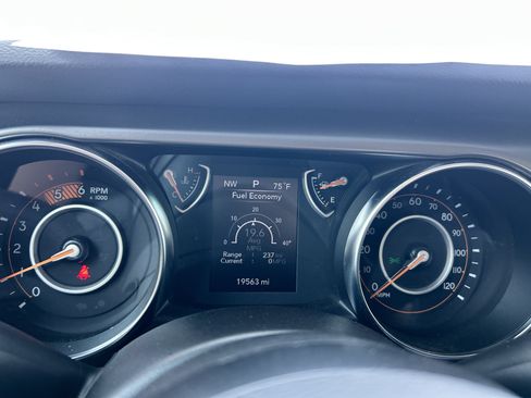 Used 2023 Jeep Gladiator Sport AWD/4WD image 17