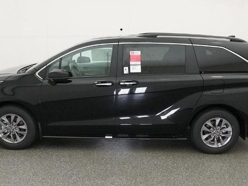 New 2026 Toyota Sienna XLE image 37
