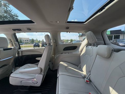 Used 2017 Chrysler Pacifica Limited FWD image 28