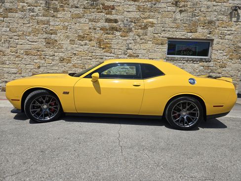 Used 2017 Dodge Challenger SRT w/ Technology Group RWD image 1