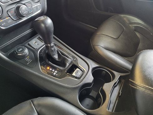 Used 2019 Jeep Cherokee Limited AWD/4WD image 26