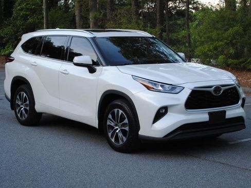 Used 2020 Toyota Highlander XLE image 28