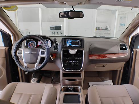 Used 2016 Chrysler Town & Country Touring image 25