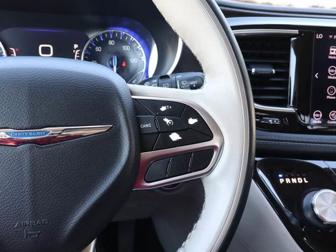 Used 2020 Chrysler Pacifica Limited FWD image 35