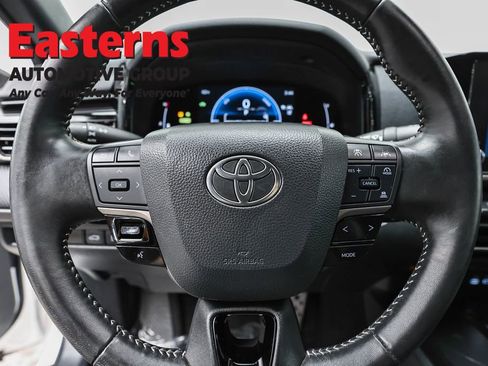 Used 2025 Toyota Camry SE w/ Convenience Package FWD image 10