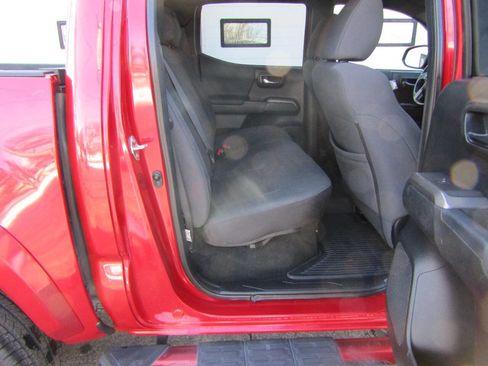 Used 2018 Toyota Tacoma TRD Sport image 11