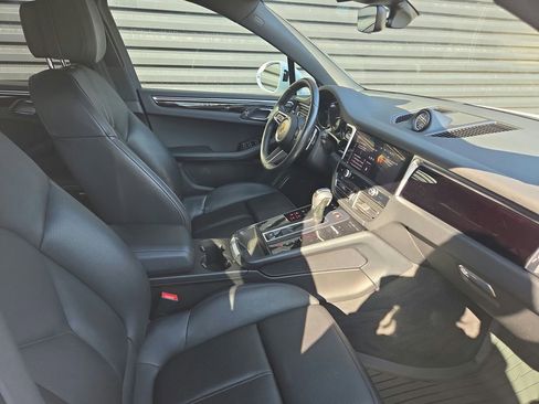 Certified 2022 Porsche Macan image 18