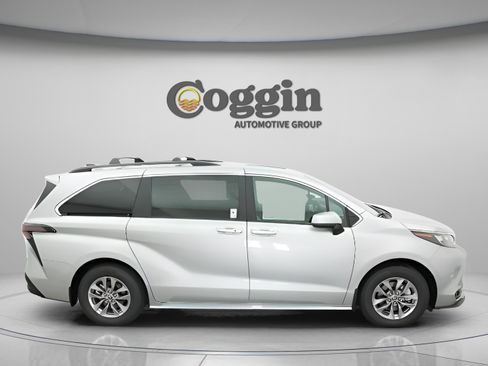 Used 2025 Toyota Sienna XLE image 21