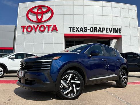 Used 2025 Nissan Kicks SV image 2