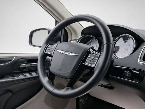 Used 2016 Chrysler Town & Country Limited FWD image 17