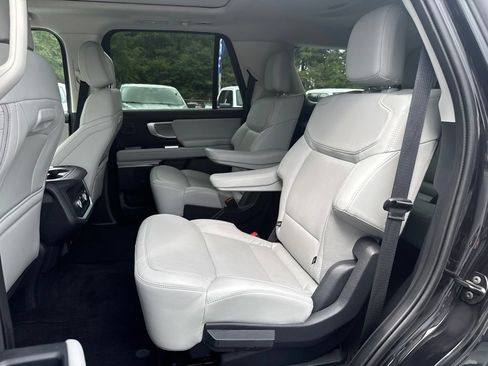 Used 2025 Ford Expedition Platinum w/ Driver's Package AWD/4WD image 10