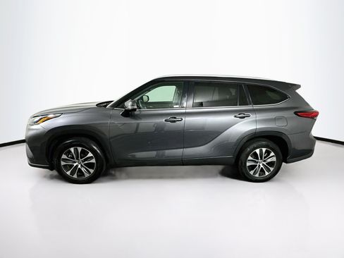 Used 2023 Toyota Highlander XLE FWD image 4