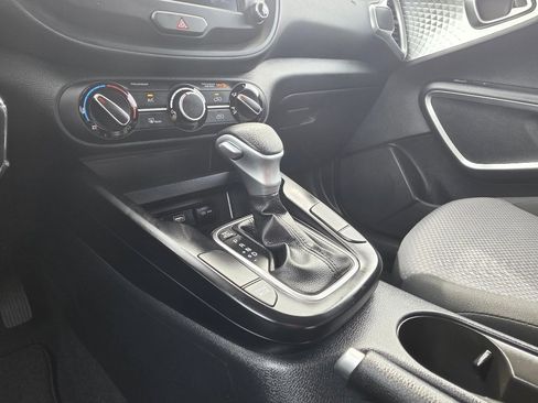 Used 2025 Kia Soul LX w/ LX Technology Package FWD image 17