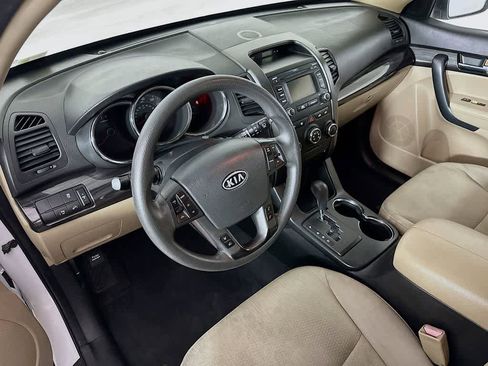 Used 2013 Kia Sorento LX w/ Convenience Pkg image 2