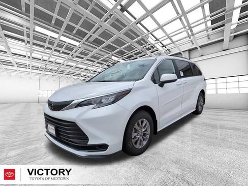Used 2026 Toyota Sienna LE FWD image 8