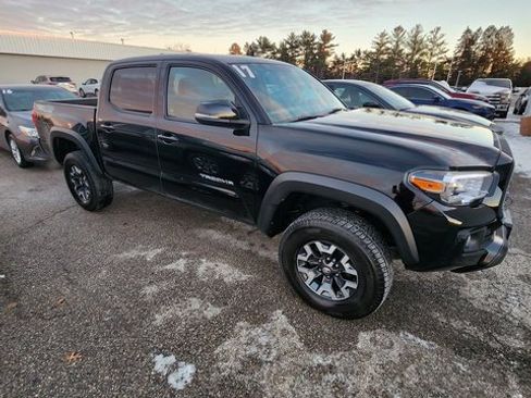 Used 2017 Toyota Tacoma TRD Off-Road image 2
