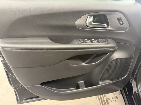 New 2027 Chrysler Pacifica Select FWD image 16