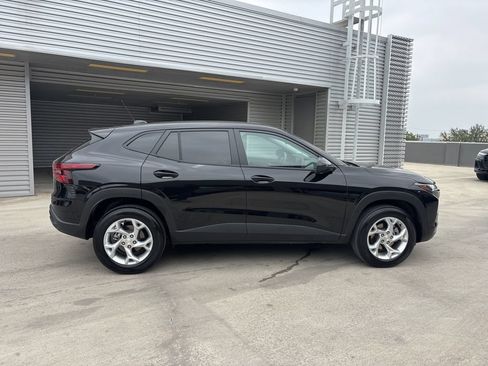 Used 2025 Chevrolet Trax LS w/ LS Convenience Package FWD image 4