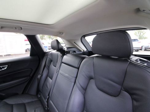 Used 2020 Volvo XC60 T5 Momentum image 28