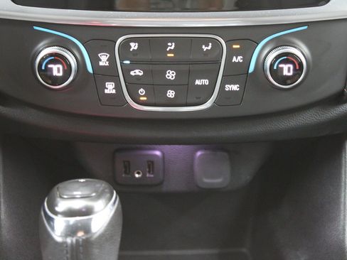 Used 2019 Chevrolet Traverse LT FWD image 26