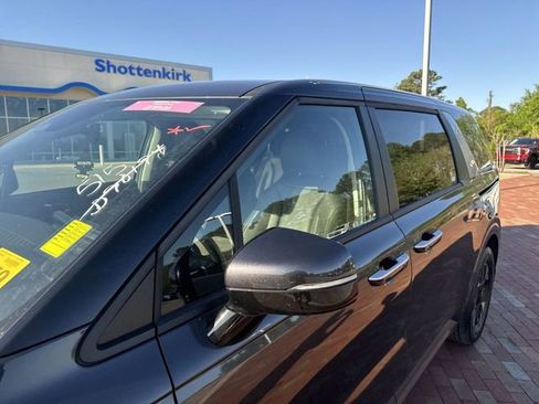 Used 2025 Kia Carnival LXS image 5