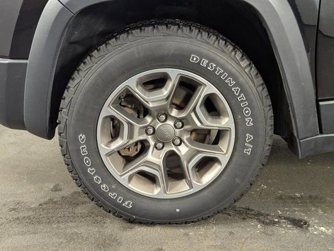 Used 2022 Jeep Cherokee Trailhawk image 9